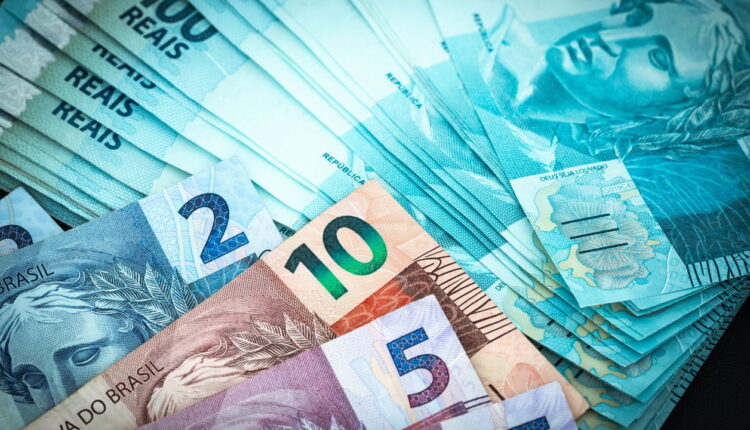 Salário mínimo sobe para R$ 1.945 e anima trabalhadores brasileiros