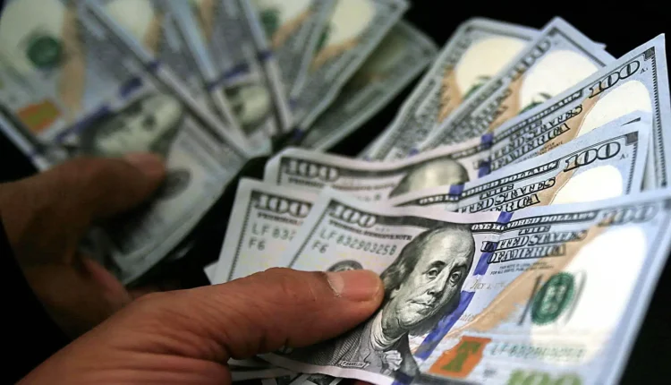 Câmbio: Dólar sobe com baixa liquidez e incerteza sobre IOF