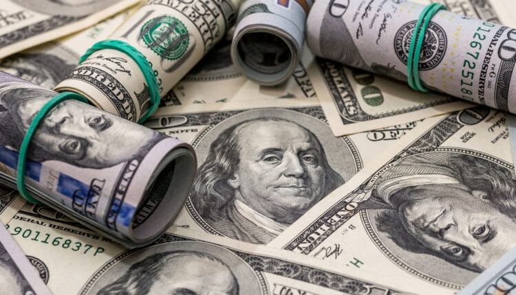Câmbio: Dólar sobe a R$ 5,56 com tensão sobre tarifas dos EUA