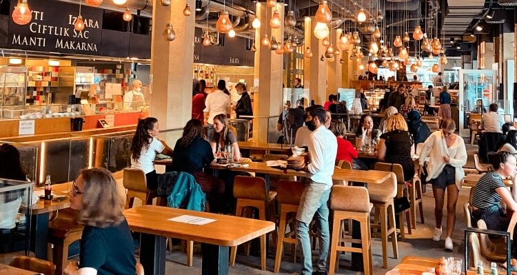 Número de bares e restaurantes em prejuízo atinge menor nível desde dezembro