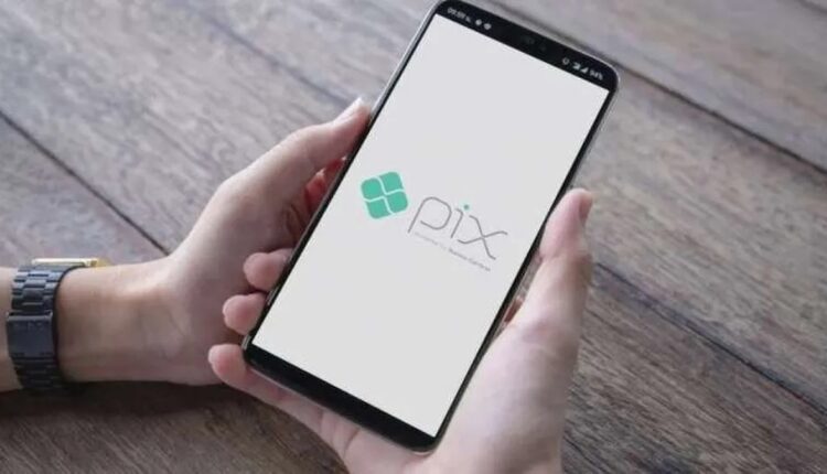 Pix faz uso de dinheiro físico encolher no Brasil, mostra pesquisa do Google | Finanças