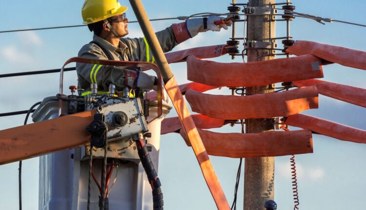 Cemig abre concurso público com 150 vagas para eletricistas em Minas Gerais; salário é de R$ 4,3 mil | Vales de Minas Gerais