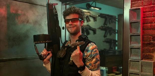 Jack Quaid é um agente esquisitão em