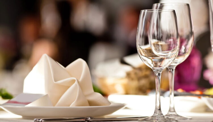 5 passos para um jantar romântico incrível e gastando menos de R$ 50 para dois