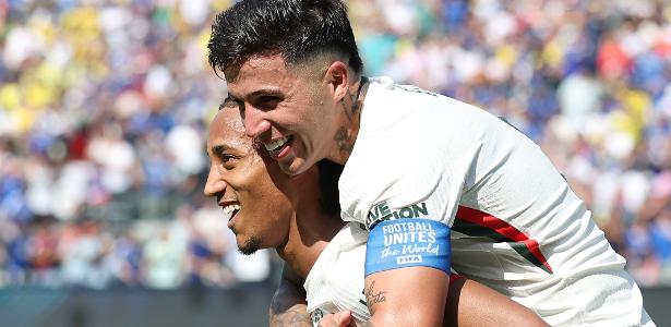 João Pedro e Enzo Fernández comemoram gol marcado pelo Chelsea contra o Fluminense no Mundial