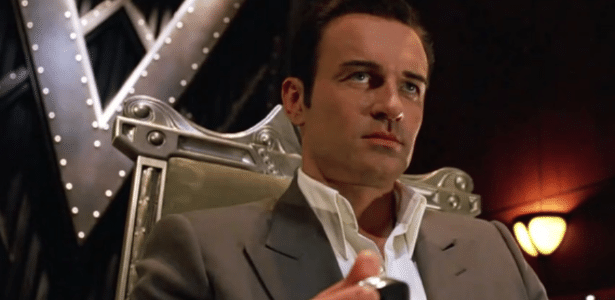 Julian McMahon em cena de