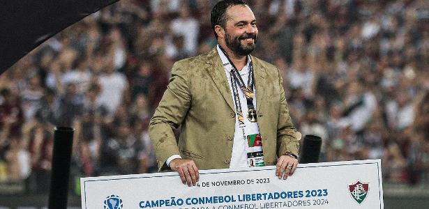 Mário Bittencourt com o cheque simbólico pela vitória na final da Libertadores: menos impostos
