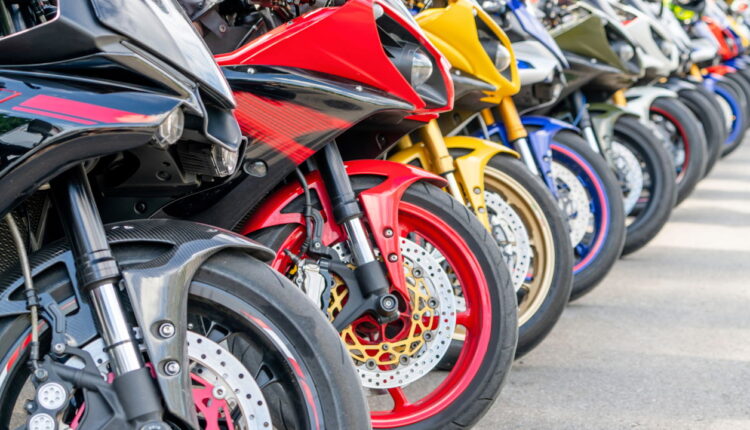 Motos que não precisam de CNH e custam menos de R$ 10 mil pode ser opção prática em 2025