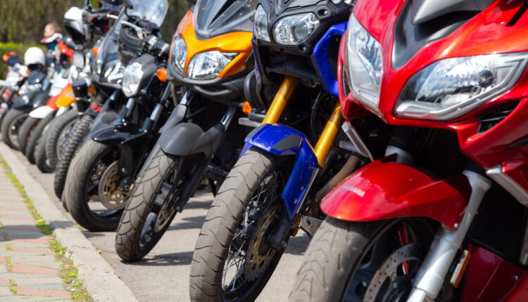 As 5 melhores motos até R$ 10 mil em 2025 para quem quer economia