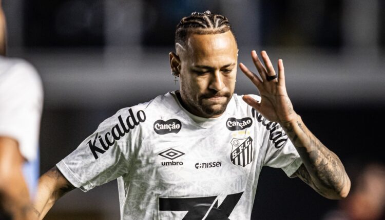 Neymar, do Santos, volta a campo neste sábado.