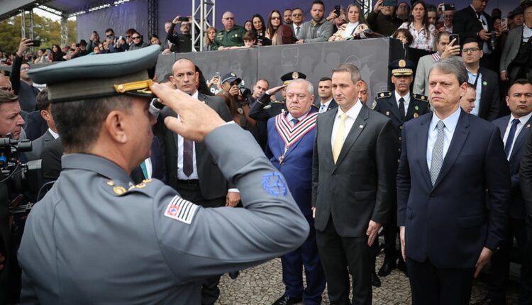 Tarcísio, Nunes e Derrite fazem desfile de viaturas no feriado do 9 de julho em São Paulo