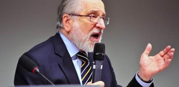 Bolsonaro e sua família são traidores da pátria, diz ex-embaixador