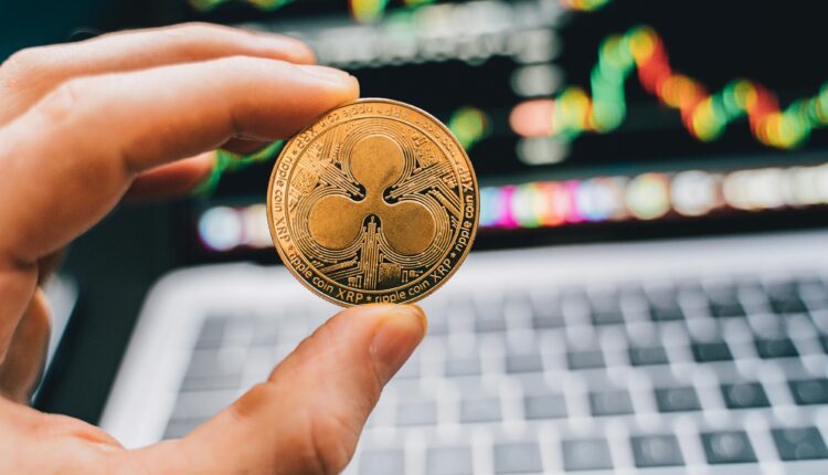 XRP sobe 40% em 1 mês, se consolida como 3ª maior cripto e mira recorde; veja motivos
