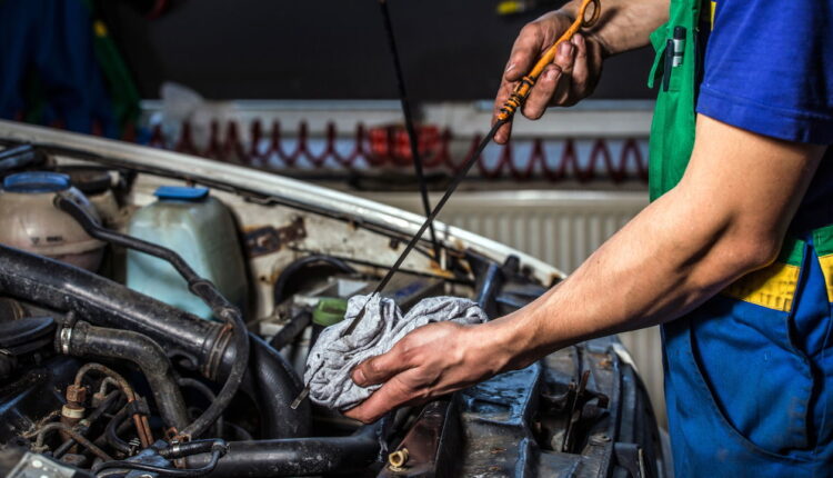 Fazer isso na hora da manutenção ou troca de óleo do seu carro pode te fazer economizar até 70%