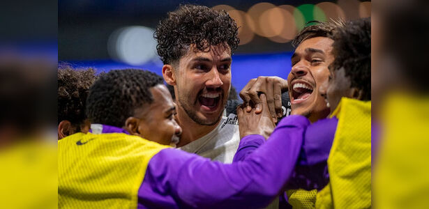 Com dois a mais, Corinthians vence Palmeiras e avança na Copa do Brasil