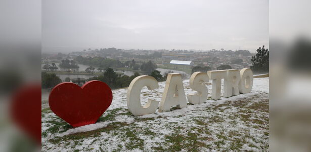 Forte chuva de granizo deixa estragos e pânico em Castro