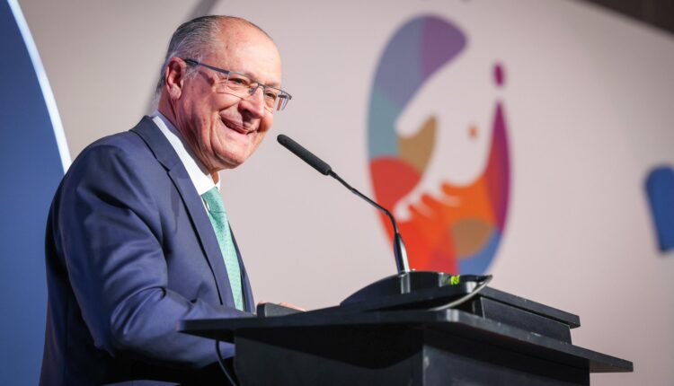 Alckmin celebra alta de 108% nas vendas graças ao incentivo do governo