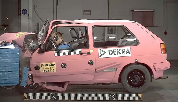 Alemães destroem VW Golf clássico para mostrar insegurança de carros velhos
