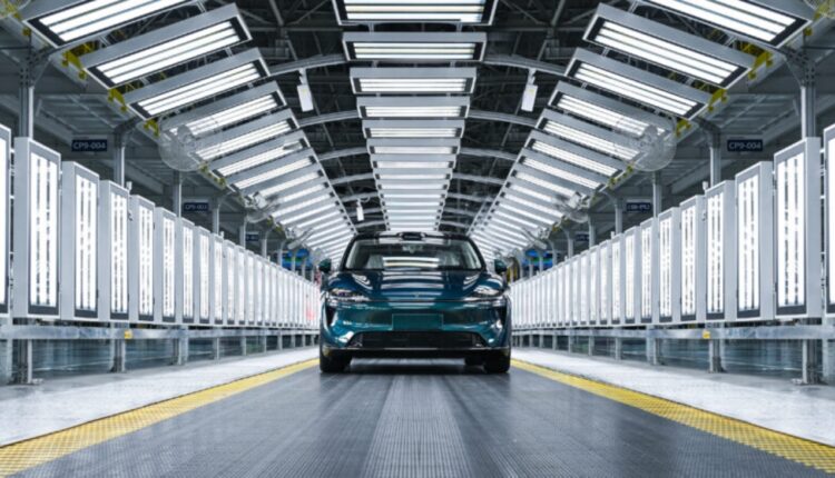 Chery e Huawei iniciam produção do SUV fastback Luxeed R7 na China