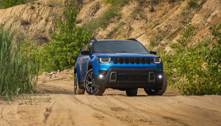 Jeep lança Cherokee 2026 híbrido com autonomia de até 800 km