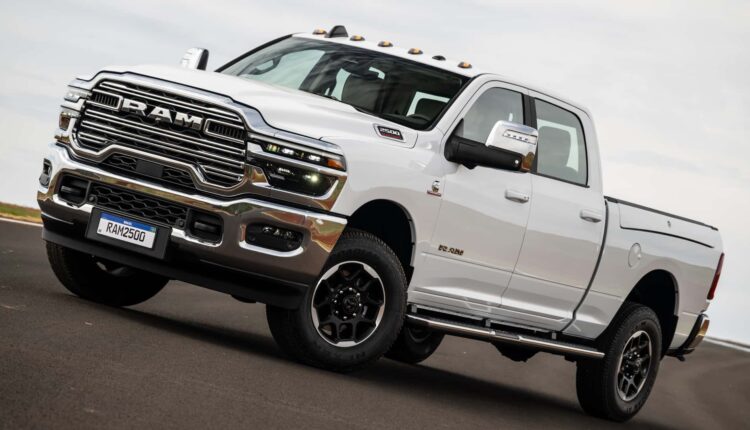 Novas RAM 2500 e 3500 2025 ganham visual renovado e câmbio inédito