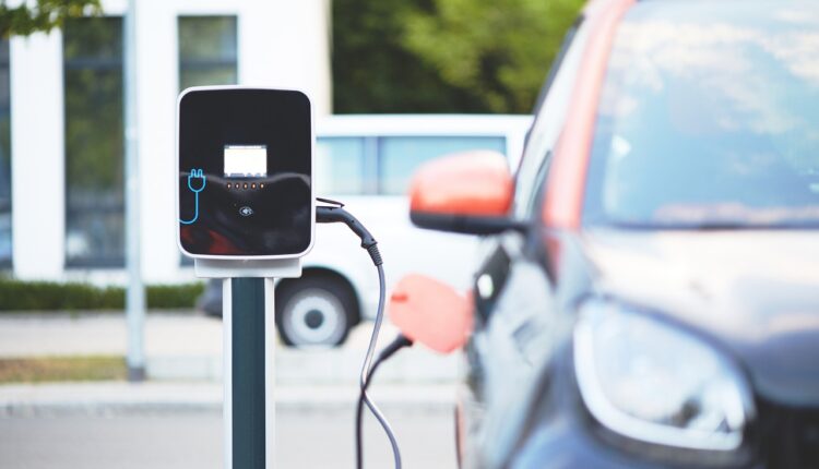 Recarga rápida de carros elétricos revela impacto ambiental inesperado