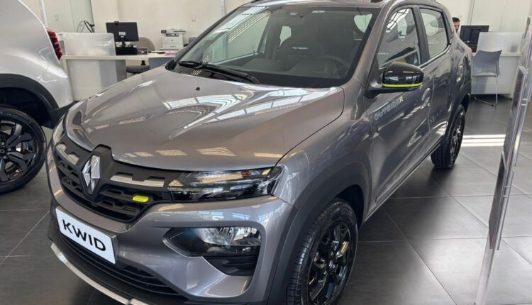 Renault baixa preço do Kwid Outsider em R$ 24 mil para PcD