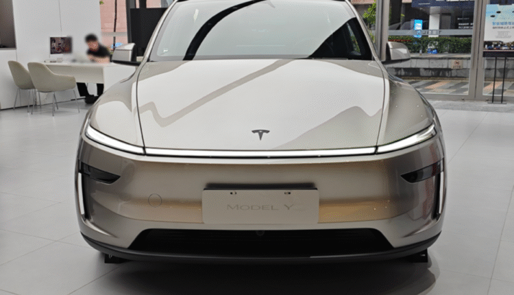 Tesla Model YL de seis lugares desembarca nas concessionárias da China