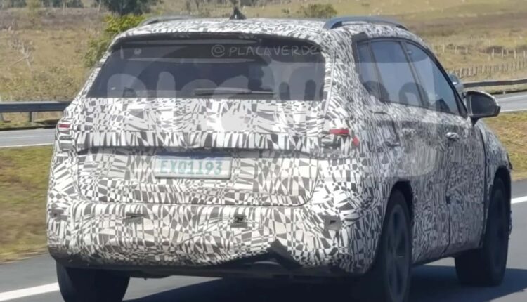 VW Taos 2026 segue em testes ao lado do novo Jetta GLi