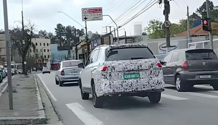 inédita picape da VW continua em testes com disfarce de Tiguan