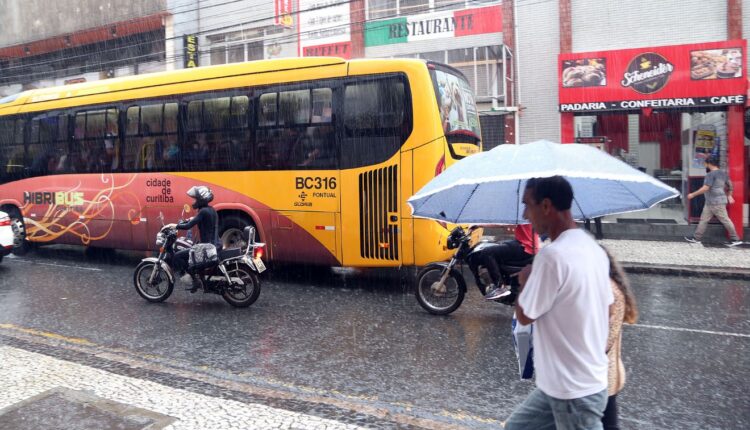 homem andando na chuva intensa para ilustrar a previsão do tempo no paraná