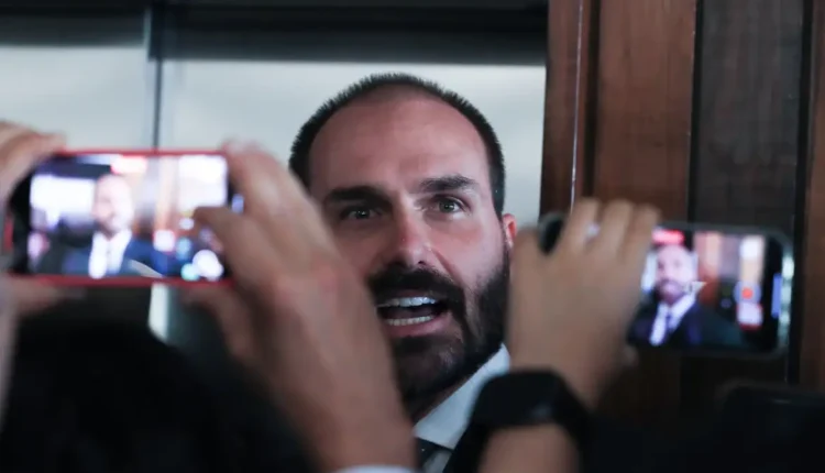 Eduardo Bolsonaro diz que quer se candidatar à Presidência e dispara contra Tarcísio