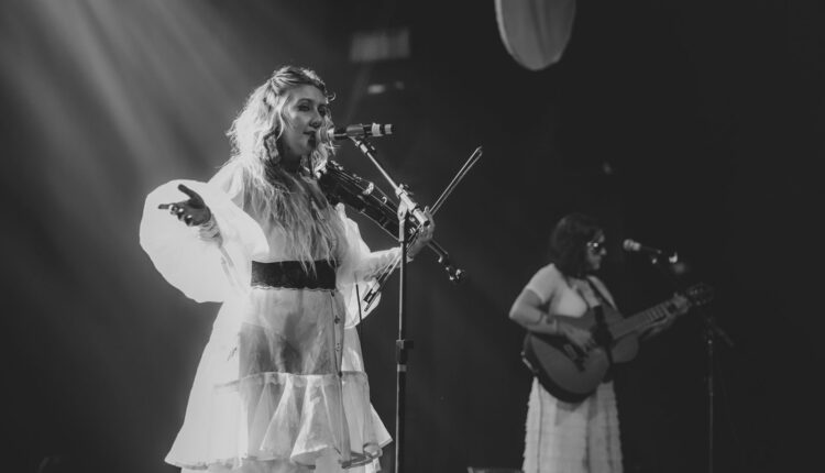 A hipocrisia do gaudério inventado exposta em cena: uma nota sobre LaVaca, de Clarissa Ferreira