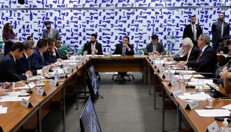 Efeito Felca: Câmara dos Deputados vai pautar urgência de proteção de crianças e adolescentes no ambiente digital