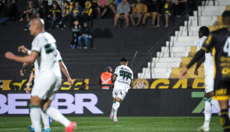 Lucas Ronier comemora o primeiro dois dois gols que marcou para o Coritiba.