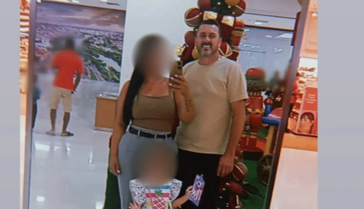 Imagem de Rafael ao lado da família.