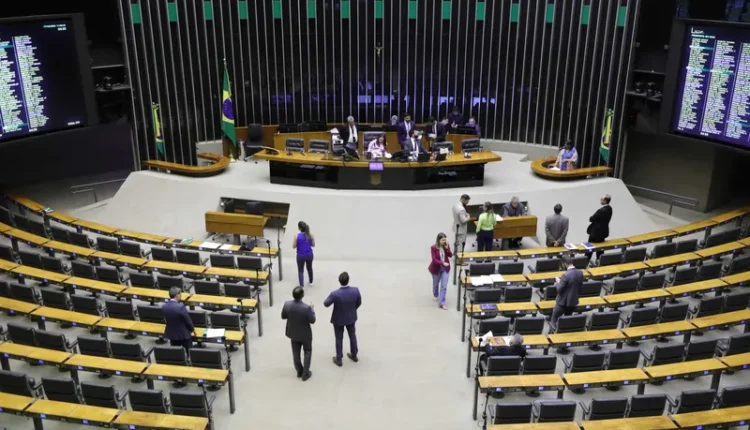 Senado aprova mudanças da Câmara em lei de proteção às crianças nas redes