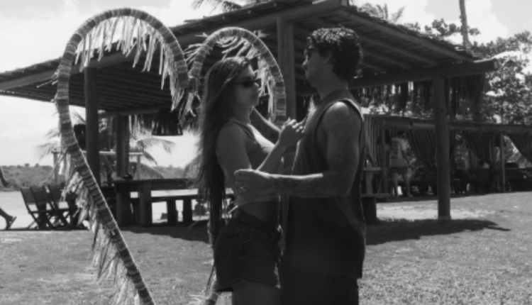 Gabriel Medina assumiu publicamente um relacionamento com Isabella Arantes atavés de uma foto publicada no Instagram. Na imagem, em preto e branco, vemos o casal de mãos dadas, em uma praia, com um coração ao fundo.