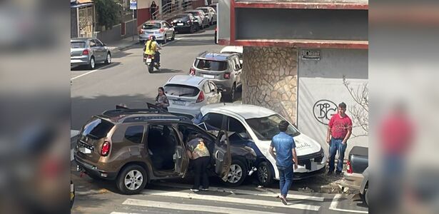 Acidente de trânsito deixa vítima enclausurada em carro em PG