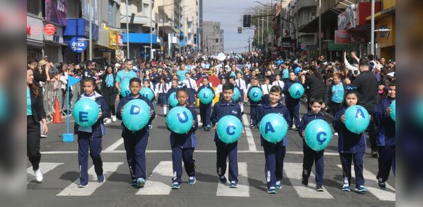 Instituições de ensino desfilam no aniversário de Ponta Grossa; imagens