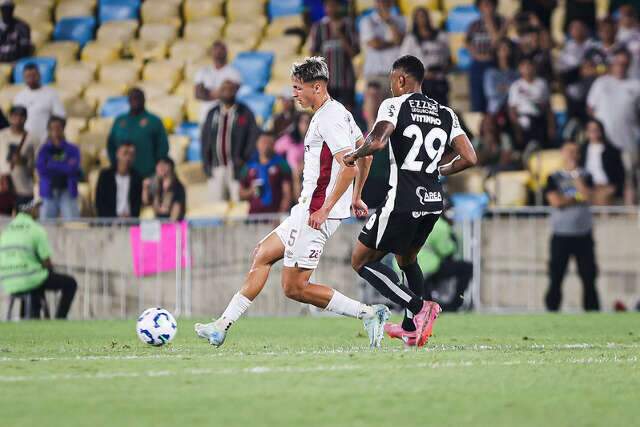 Corinthians vence Fluminense com reservas e sobe no Brasileirão