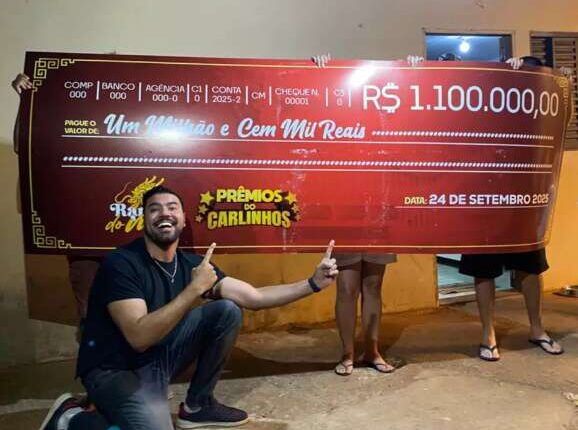 Sorteada ganha R$ 1,1 milhão em sorteio de Carlinhos Maia e cobre rosto com cheque