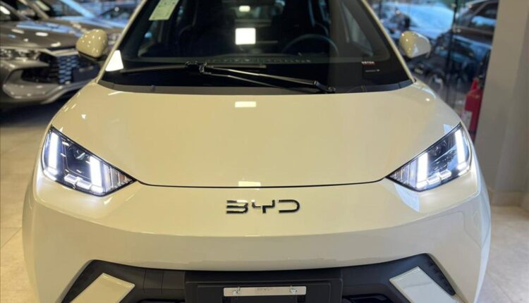 BYD Dolphin Mini Cargo ganha as ruas em teste da Grilo Mobilidade