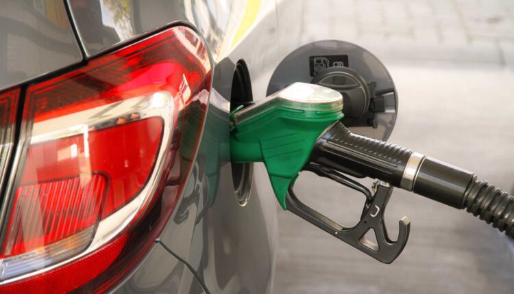 A gasolina barateou com mais etanol? Veja o preço por estado