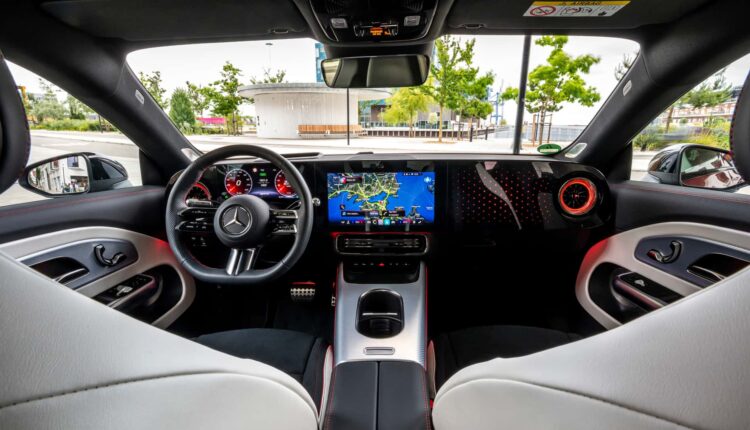 Mercedes-Benz resgata botões físicos nos painéis de seus carros
