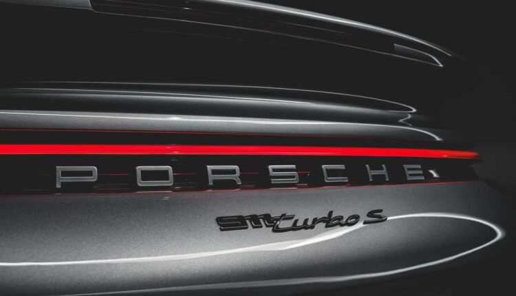 Porsche 911 Turbo S 2026 aparece em teaser e pode ser híbrido