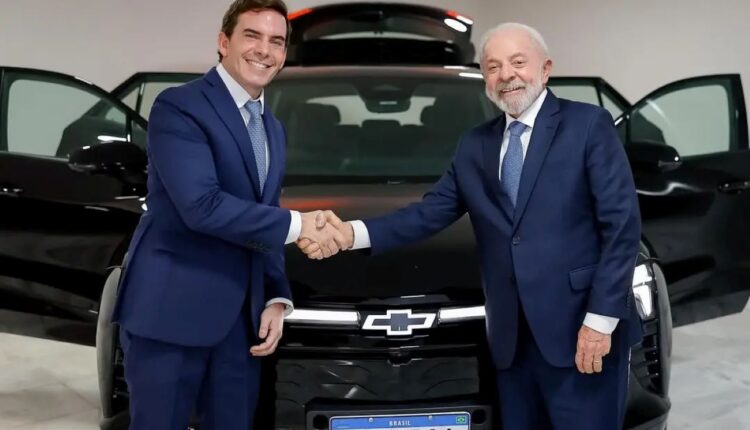 Presidência recebe carros elétricos e carregadores da GM e WEG