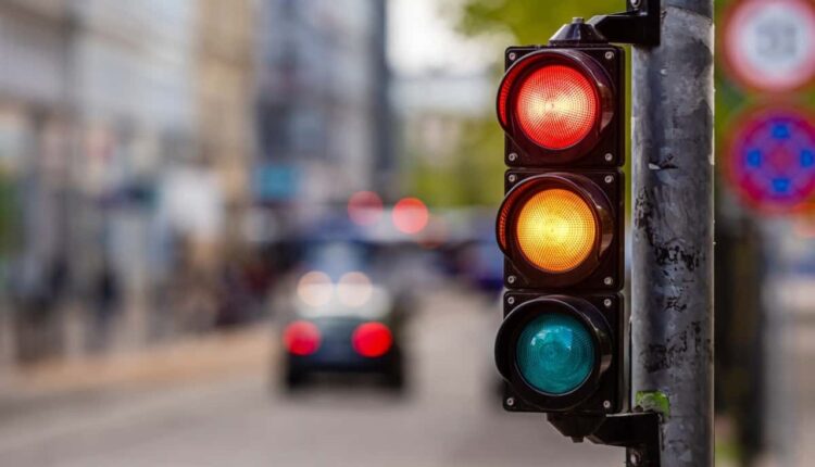 Semáforo de 4 cores pode ser a solução para o trânsito, dizem especialistas dos EUA