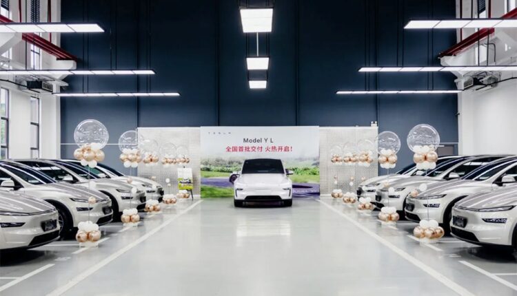 Tesla começa a entregar novo Model YL de seis lugares na China