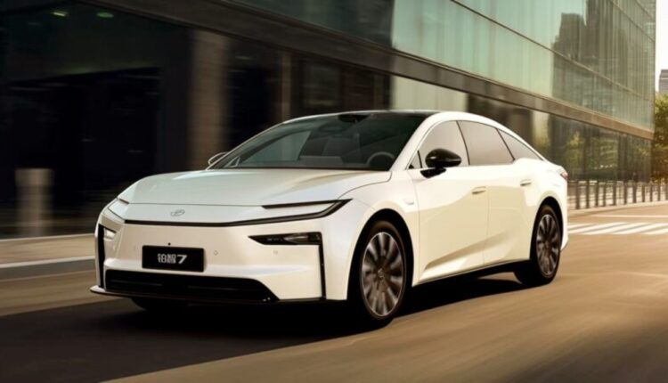 Toyota lança o novo sedan elétrico bZ7, maior que o Corolla